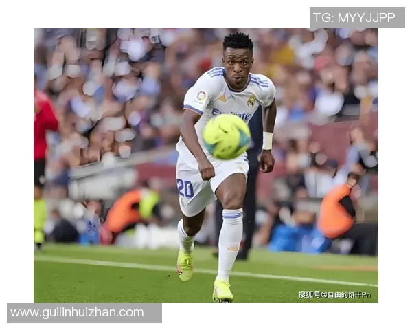 足球黑人球星深思时刻展现力量与智慧的独特瞬间